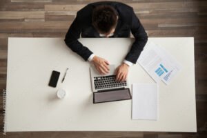 pessoa usando computador com documentos trabalhistas