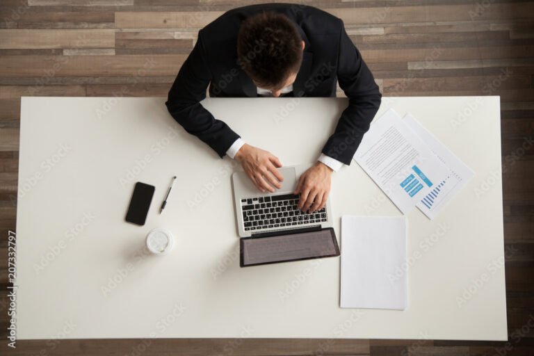 pessoa usando computador com documentos trabalhistas