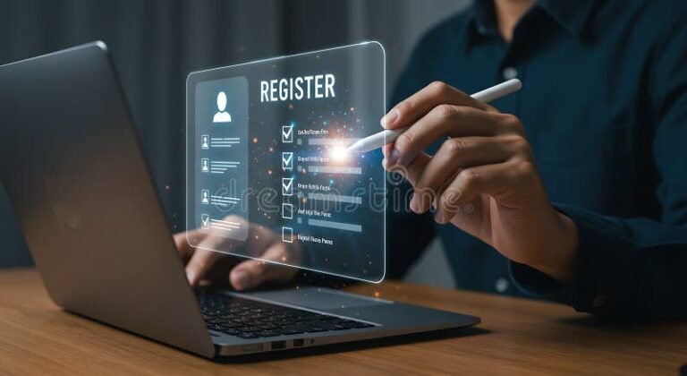 Como se Cadastrar no eSocial: Passo a Passo Para Iniciantes 2 pessoa usando computador para cadastro online