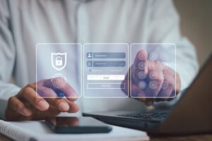 pessoa usando laptop com cadeado digital