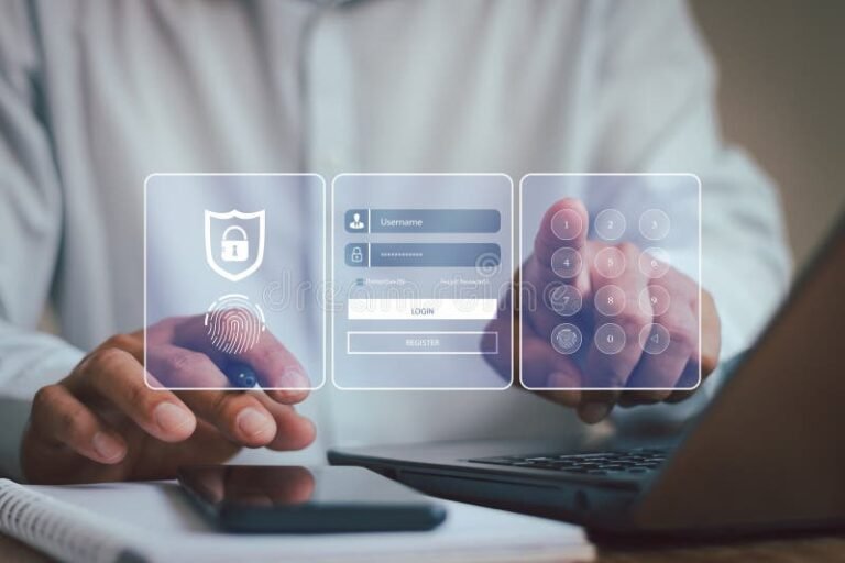 pessoa usando laptop com cadeado digital