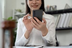 pessoa usando smartphone para consulta financeira