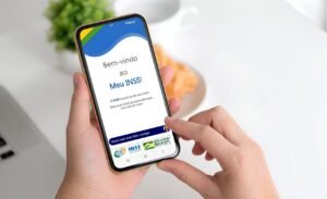 pessoa usando smartphone para consultar inss online