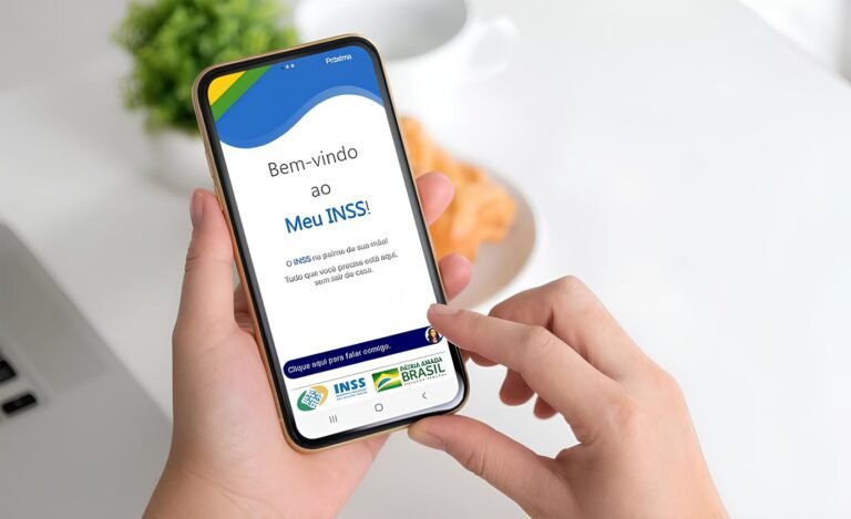 pessoa usando smartphone para consultar inss online