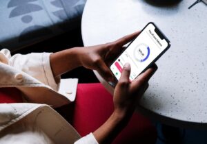 pessoa verificando saldo em smartphone moderno