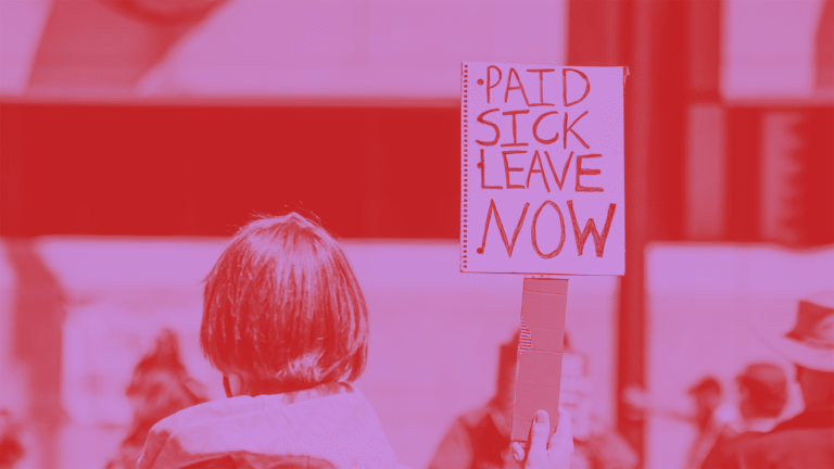 pessoas segurando cartaz de afastamento medico