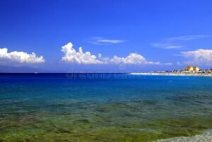praia tranquila com calendario ao fundo