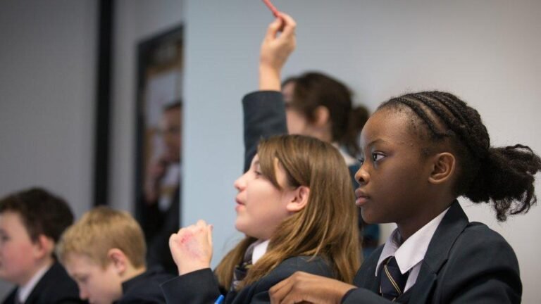professor conversando firme com aluno indisciplinado