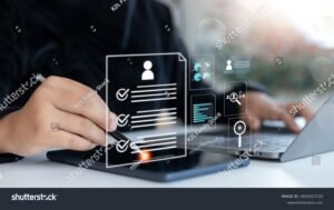 profissional de rh analisando curriculos e graficos