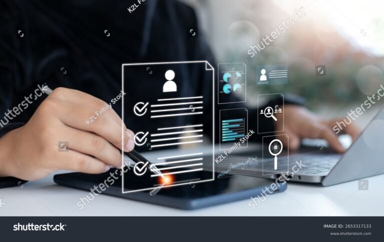 Qual é a Descrição do Cargo de um Analista de RH 2 profissional de rh analisando curriculos e graficos