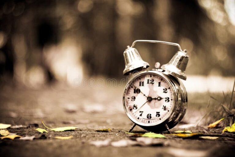 relogio antigo com estrada ao fundo