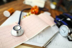 relogio ao lado de atestado medico sobre mesa