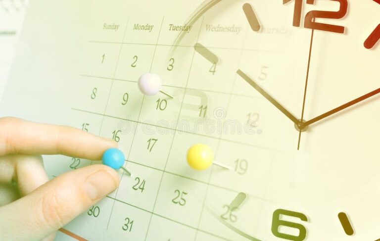 relogio ao lado de calendario marcando datas