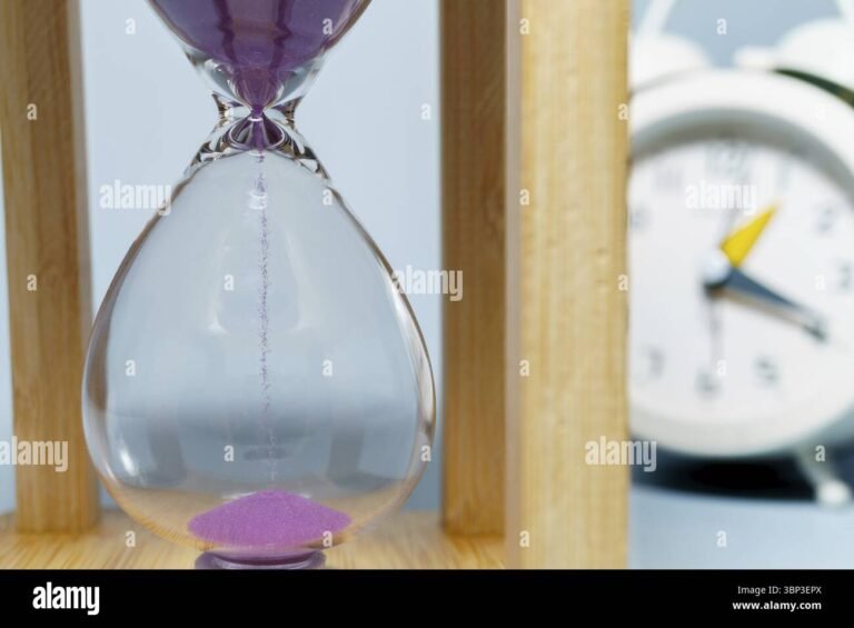 relogio com ampulheta e contrato rasgado