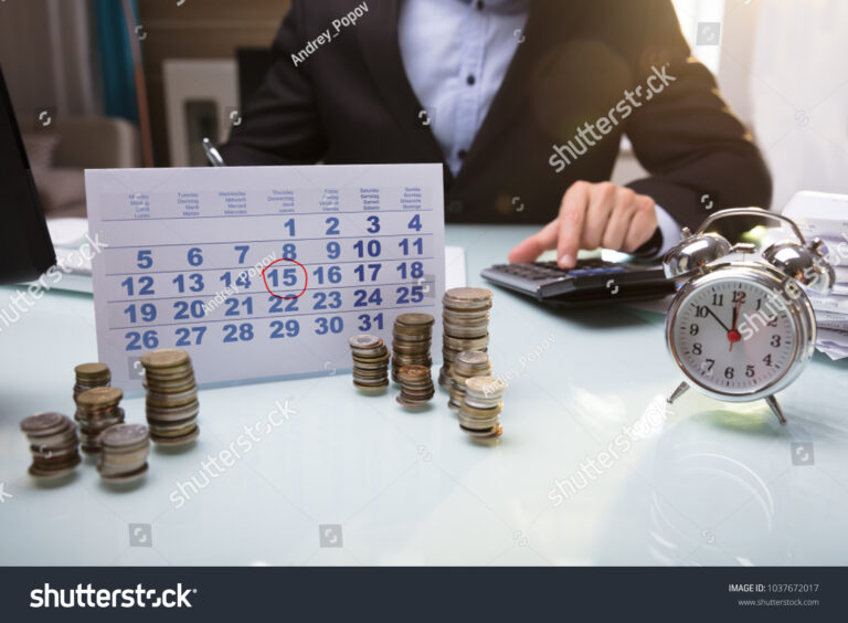 Quantos Dias Demora Para a Rescisão Ser Paga Após a Demissão 6 relogio com calendario e mao entregando dinheiro
