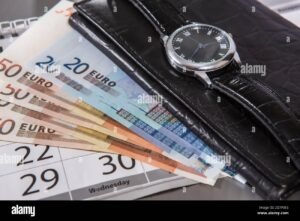 relogio com calendario e maos trocando dinheiro