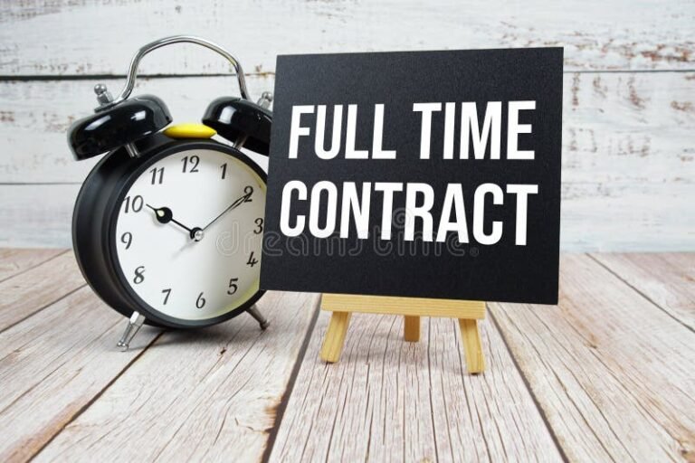 relogio com moedas e contrato de trabalho