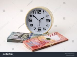 relogio com pilha de dinheiro ao lado