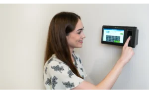 relogio de ponto com documentos trabalhistas