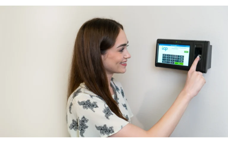 relogio de ponto com documentos trabalhistas