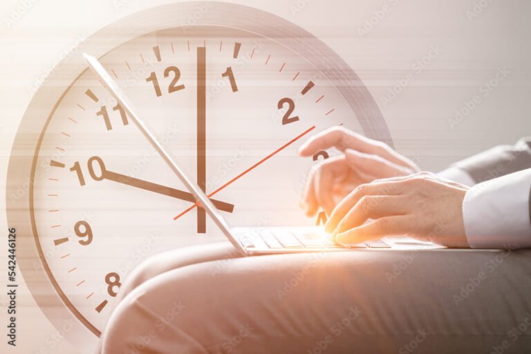 Funcionário é Obrigado a Fazer Hora Extra Pelo Empregador 2 relogio de ponto com maos trabalhando