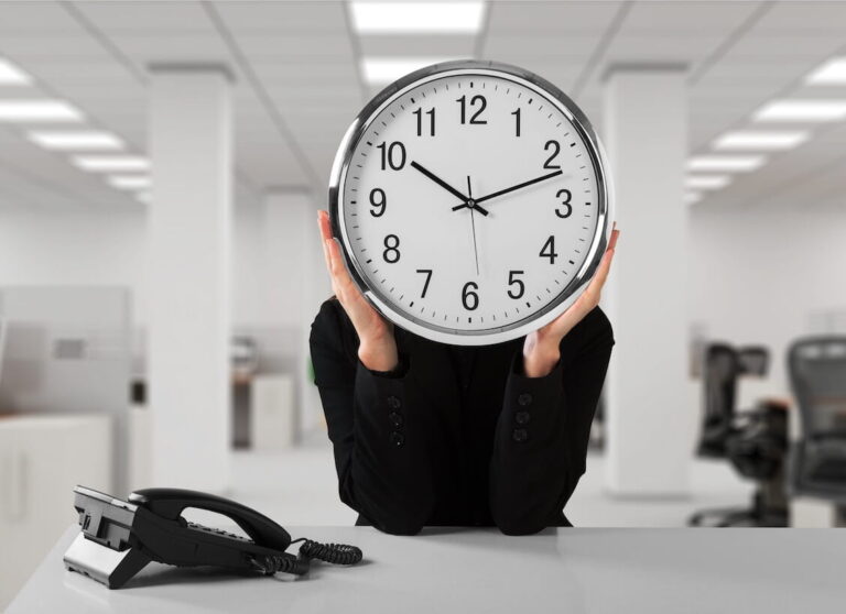 Sou Obrigado a Fazer Hora Extra Entenda Seus Direitos Trabalhistas 2 relogio de ponto com trabalhador concentrado 1