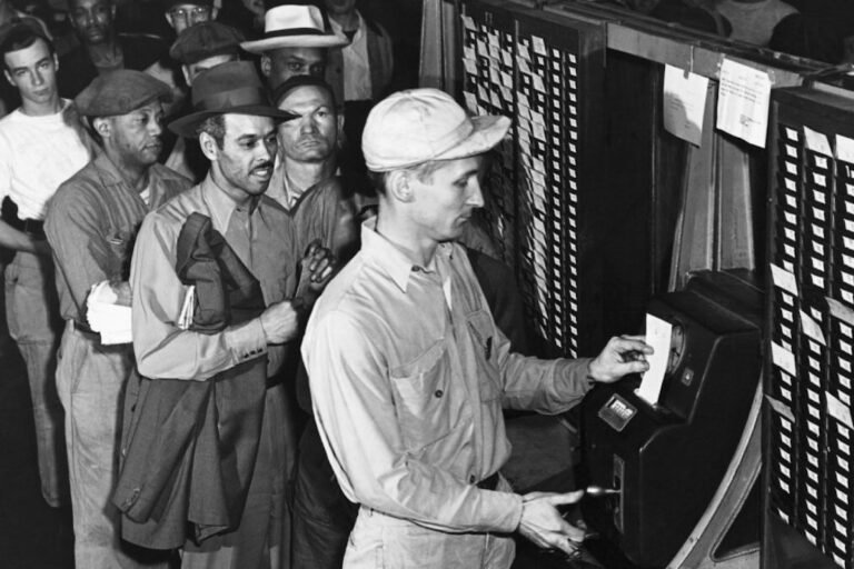 relogio de ponto com trabalhador em acao