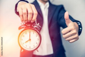 relogio de ponto e maos trabalhando