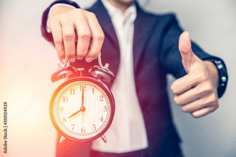 Quais São Seus Direitos Sobre Horas Extras no Trabalho 2 relogio de ponto e maos trabalhando