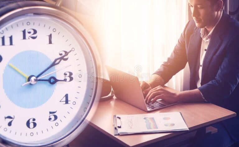 relogio de ponto e trabalhador cumprindo jornada