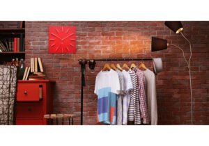 relogio de ponto proximo a armario de roupas
