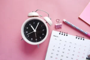 relogio e calendario com folhas de ferias