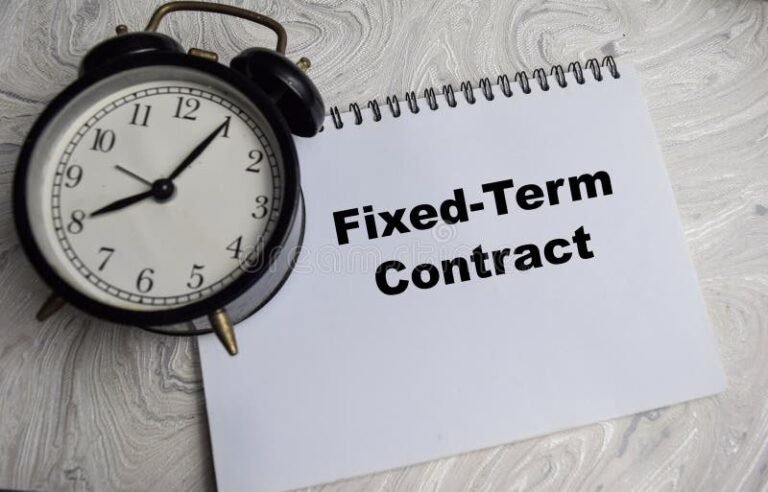 relogio e contrato de trabalho em mesa