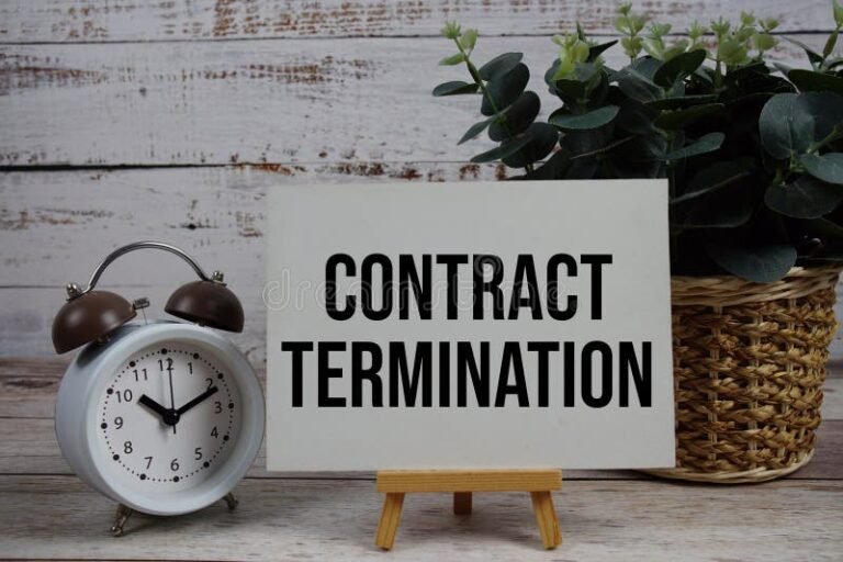 relogio e contrato de trabalho juntos