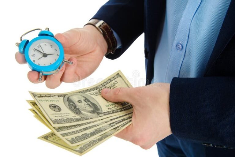 relogio e mao entregando dinheiro