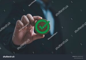 relogio e maos segurando cracha trabalho