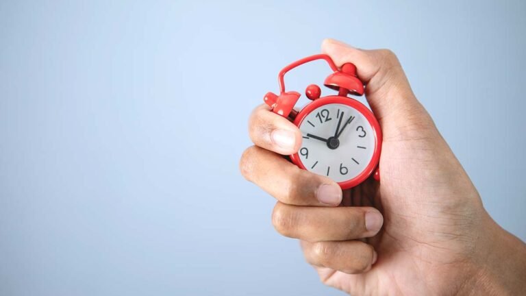 relogio e maos trocando documentos oficiais