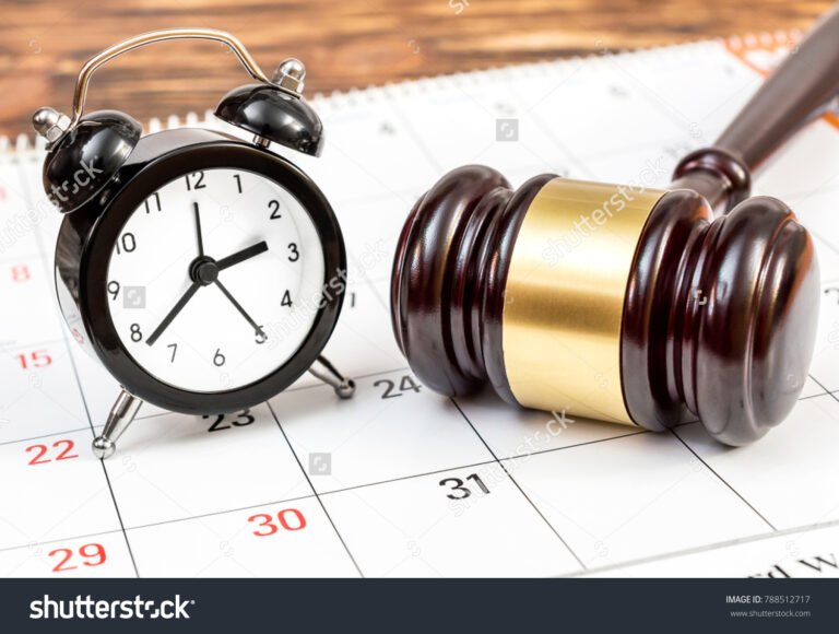 Quanto Tempo Demora Para Resolver Causas Trabalhistas na Justiça 17 relogio e martelo de juiz sobre mesa