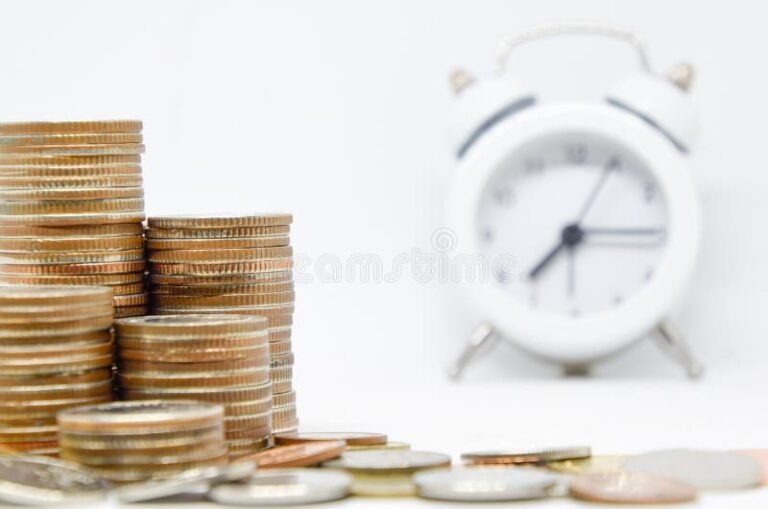 relogio e moeda sobre fundo neutro