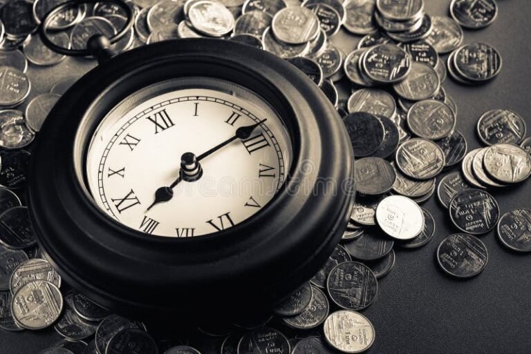 Qual a Idade Mínima Para Aposentadoria Por Tempo de Contribuição 2 relogio e pilha de moedas antigas