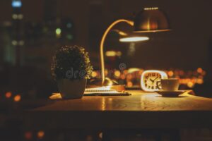relogio em ambiente de trabalho noturno iluminado