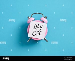 relogio marcando fim do expediente vazio