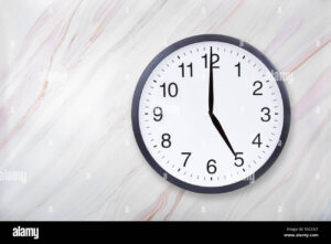 relogio marcando hora entre 22h e 5h
