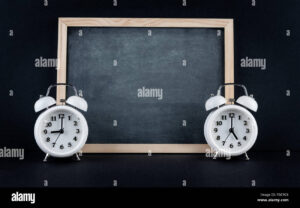 relogio marcando horario de trabalho vazio