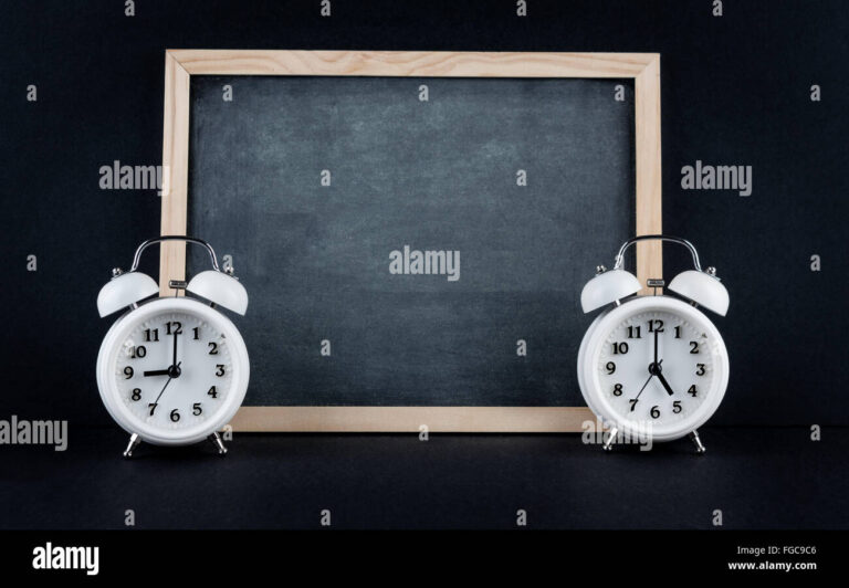 relogio marcando horario de trabalho vazio