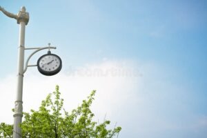relogio marcando horario em domingo ensolarado