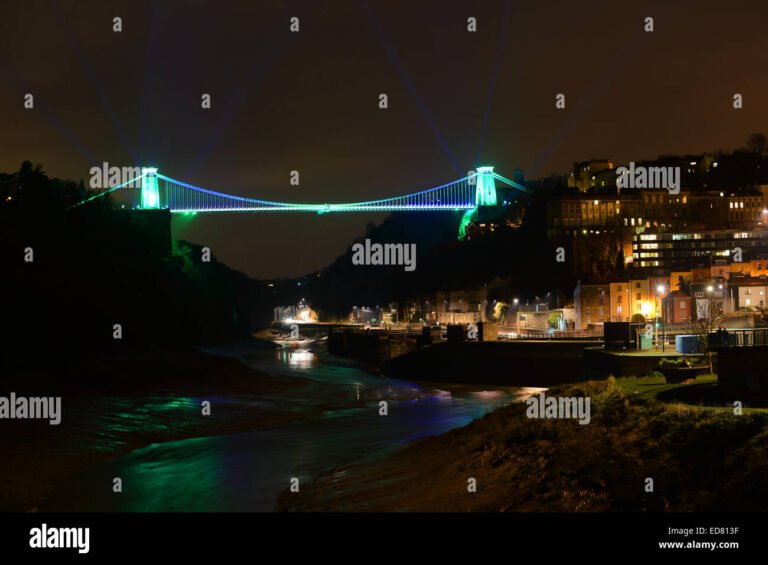 relogio marcando horario noturno em cidade iluminada