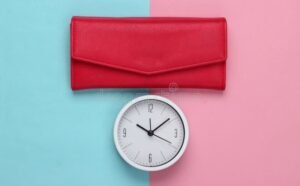 relogio marcando horas com carteira assinada