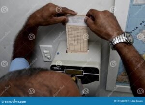 relogio marcando horas com carteira de trabalho 1