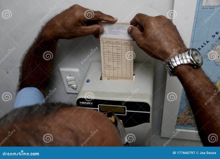 relogio marcando horas com carteira de trabalho 2